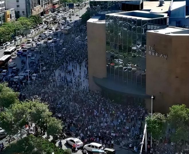 地游客爆满终于知道为啥走不出河南了麻将胡了越黑越红！端午节胖东来外(图9)
